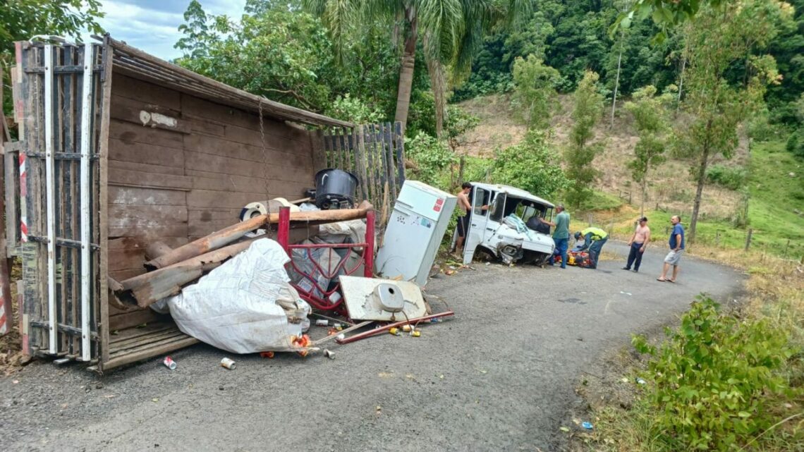 Motorista é arremessado de caminhão após colisão com barranco em SC