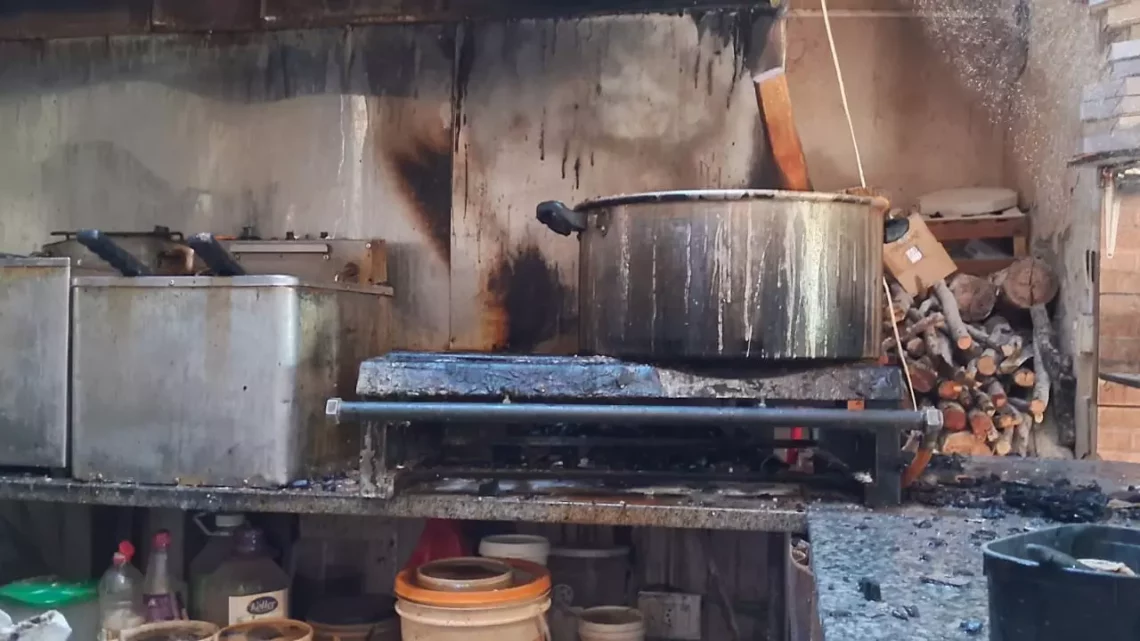 Incêndio destrói cozinha de pizzaria em Palmitos