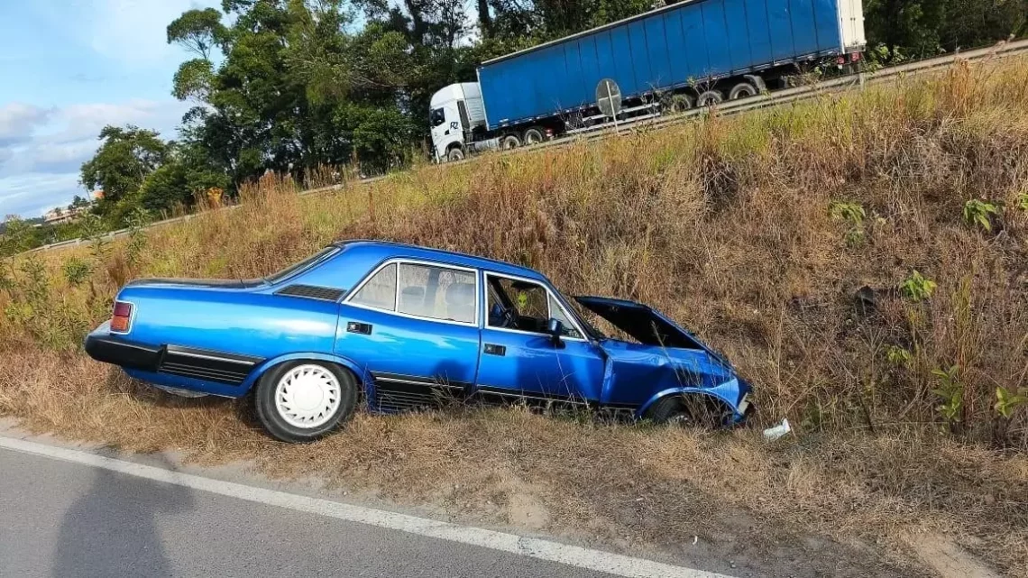 Homem furta carro, sofre acidente na BR-470 e é preso em SC