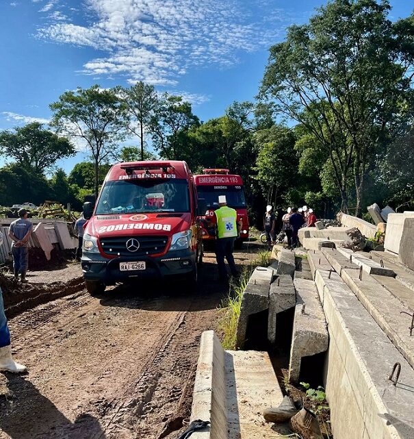 Trabalhador é socorrido após bloco de concreto de 300kg cair sobre suas pernas em SC