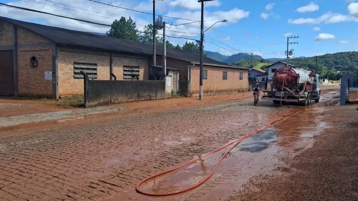 Chuvas em Santa Catarina deixam 320 desabrigados e 995 desalojados