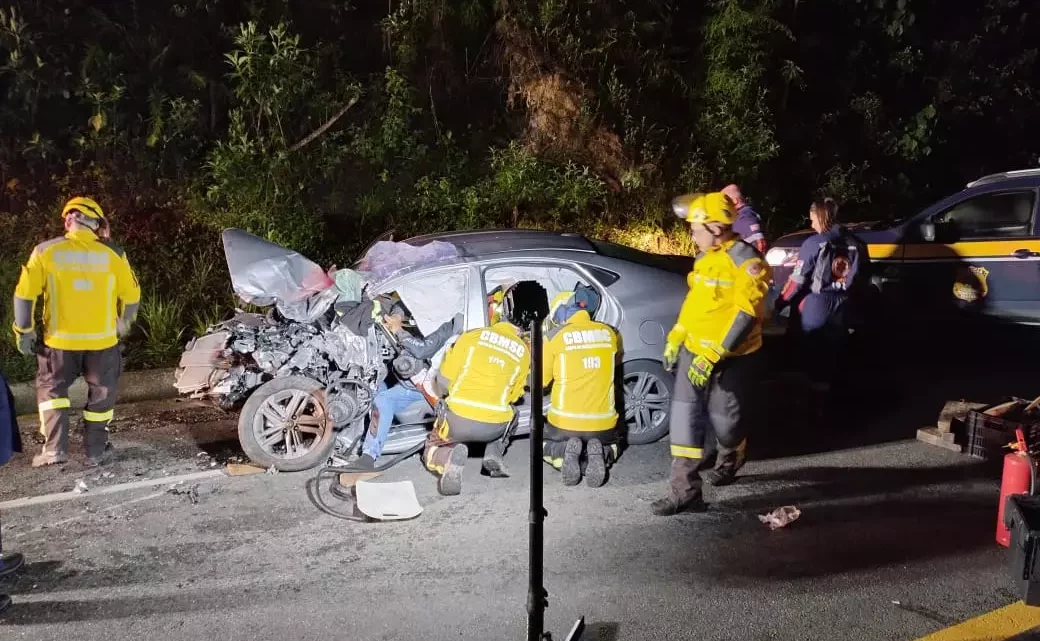 Grave acidente deixa motorista preso às ferragens na BR-282 em SC