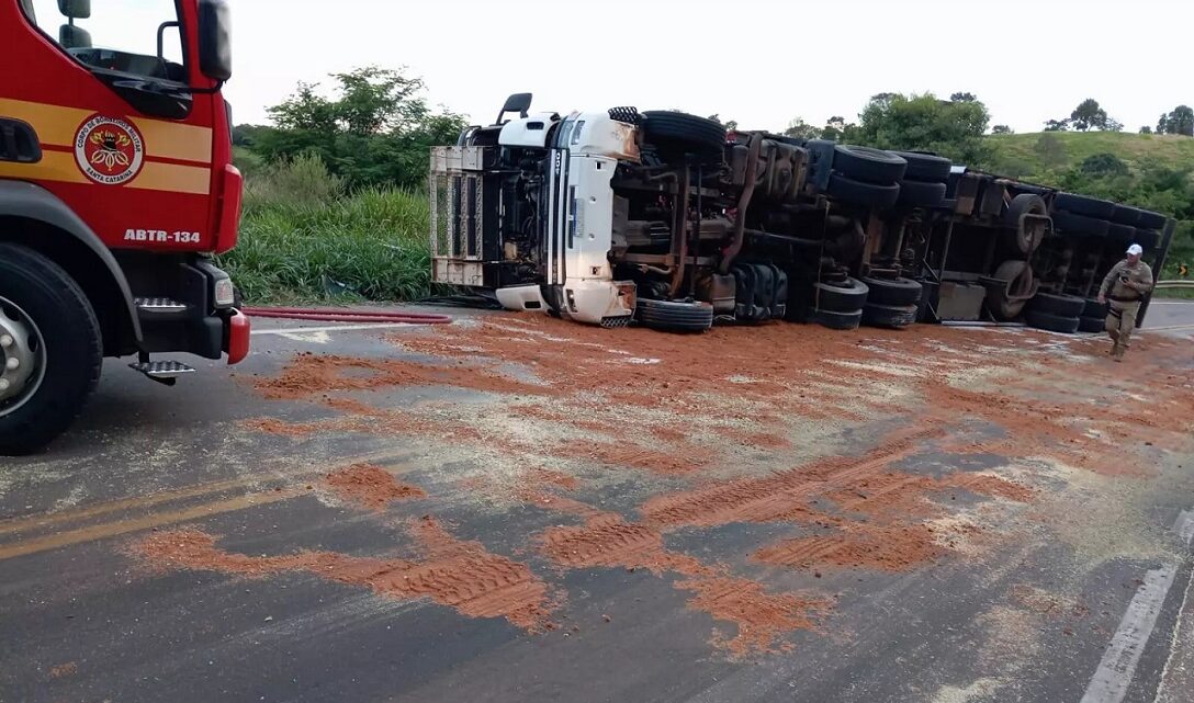 Motorista de 75 anos fica ferido após caminhão tombar na SC-160