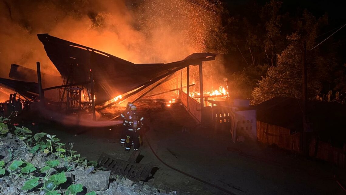 Fagulhas de fornalha causam incêndio em galpão no interior de Seara