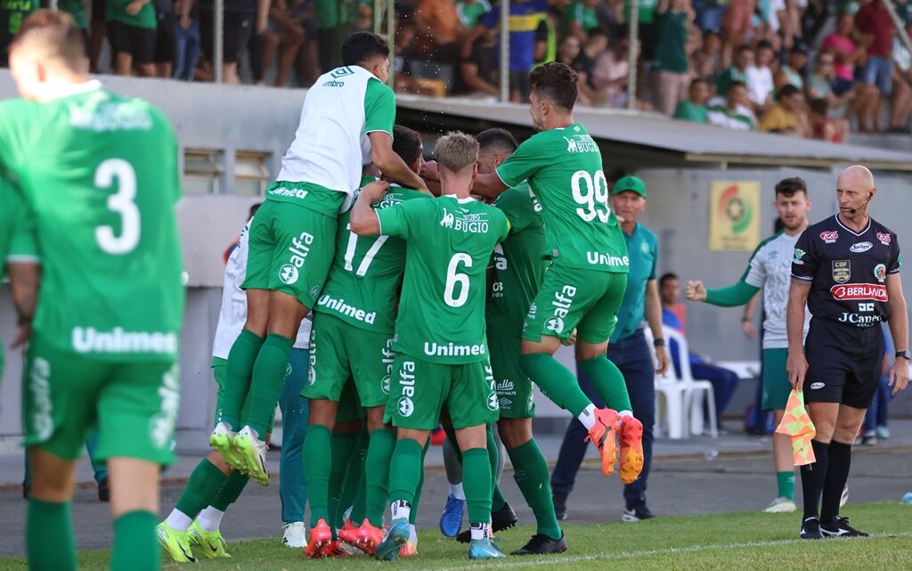 Mário Sérgio perde pênalti, mas marca no segundo tempo e Chape vence no Catarinense