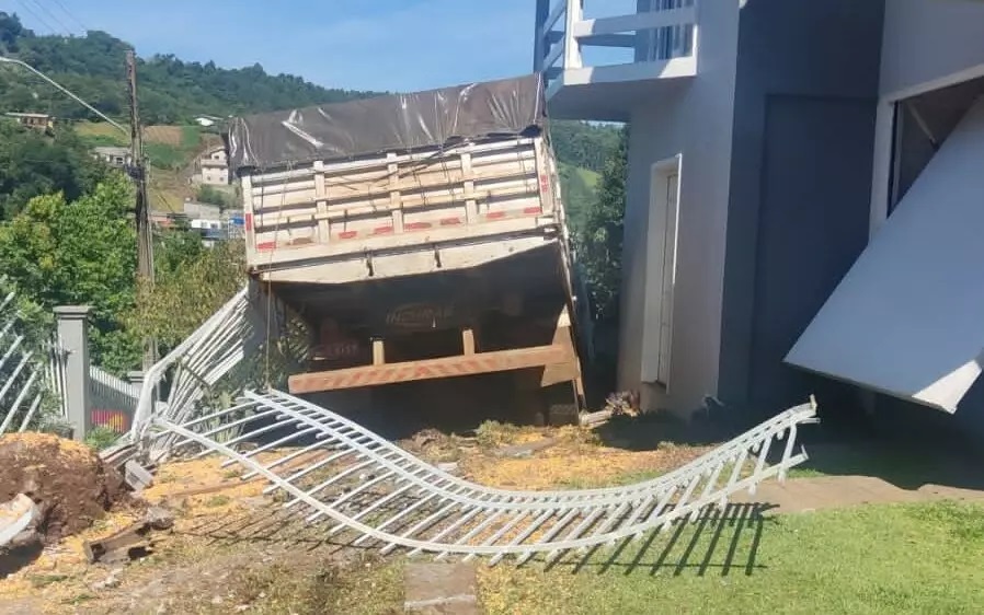 Caminhão desgovernado invade quintal e detona muro em SC