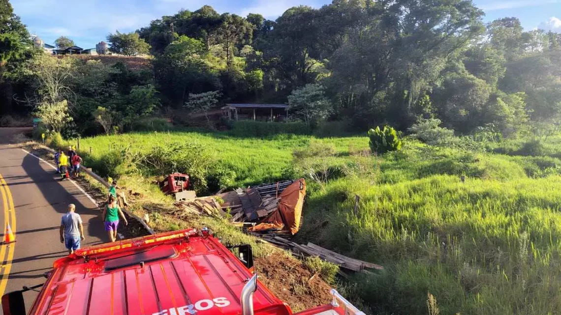 Caminhão sai da pista e capota em buraco na SC-159; motorista fica ferido