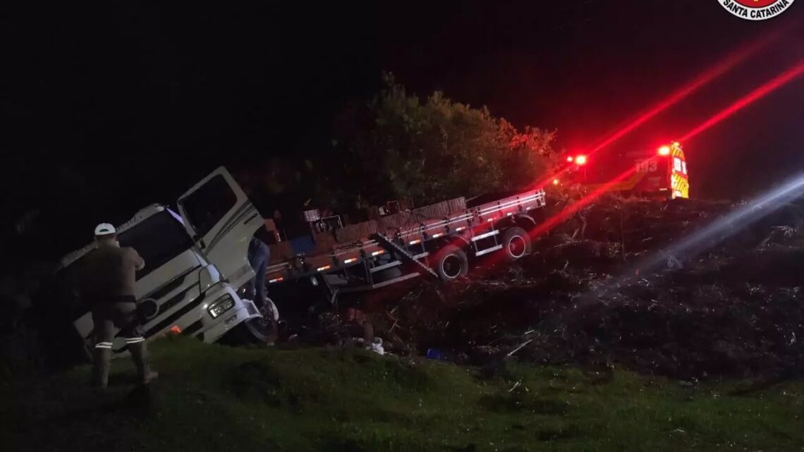 Carreta sai da pista e deixa feridos em Santa Cecília