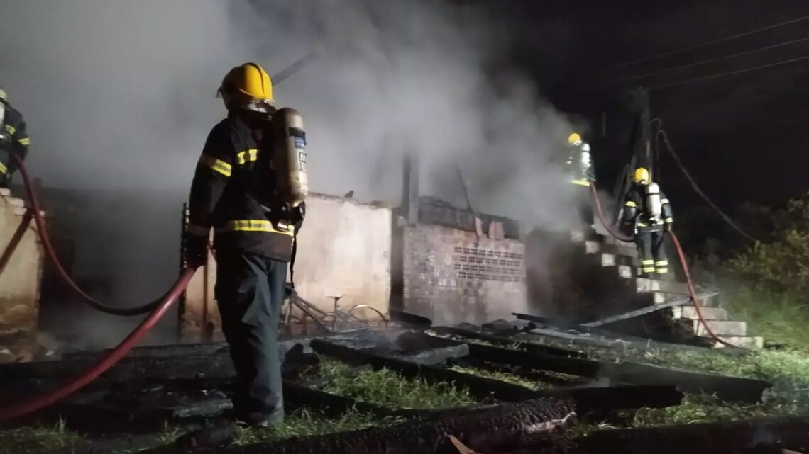 Casa de madeira fica destruída em grande incêndio no Oeste de SC