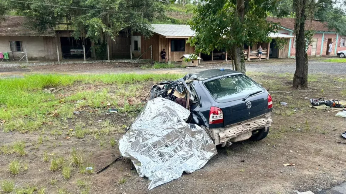 Colisão deixa três mortos e uma vítima em estado grave na BR-470