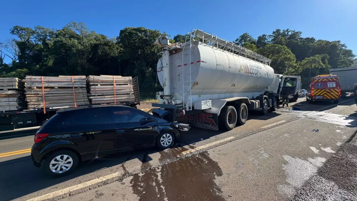 Engavetamento entre dois caminhões e um carro deixa três feridos na BR-282