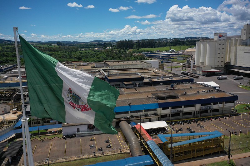 Chapecó cresceu 60% nos empregos em relação a 2023 e ficou em 32° do Brasil na indústria