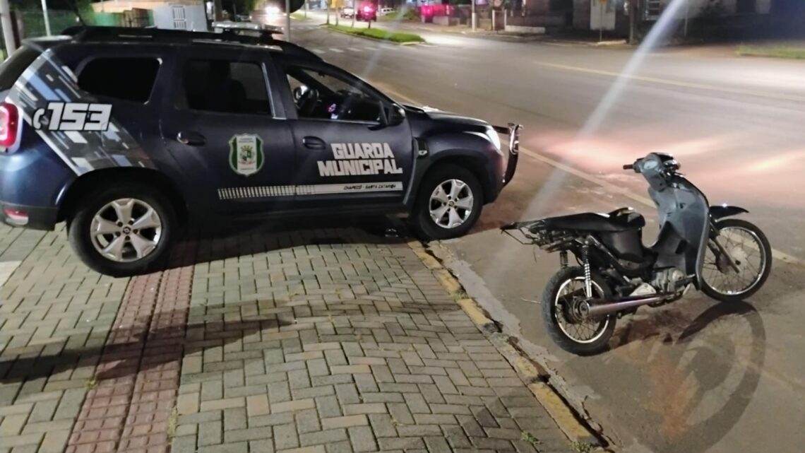 Guarda Municipal de Chapecó flagra condutor sem placa e recupera motocicleta com registro de furto/roubo