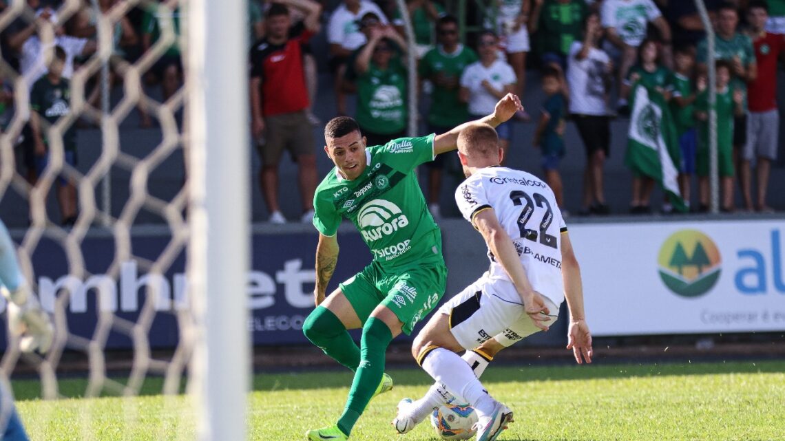 Chapecoense e Criciúma empatam sem gols no Estádio Josué Annoni