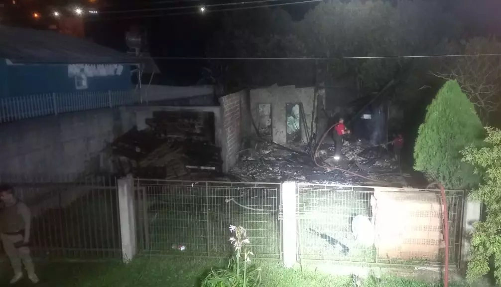 Casa é destruída por incêndio em Correia Pinto