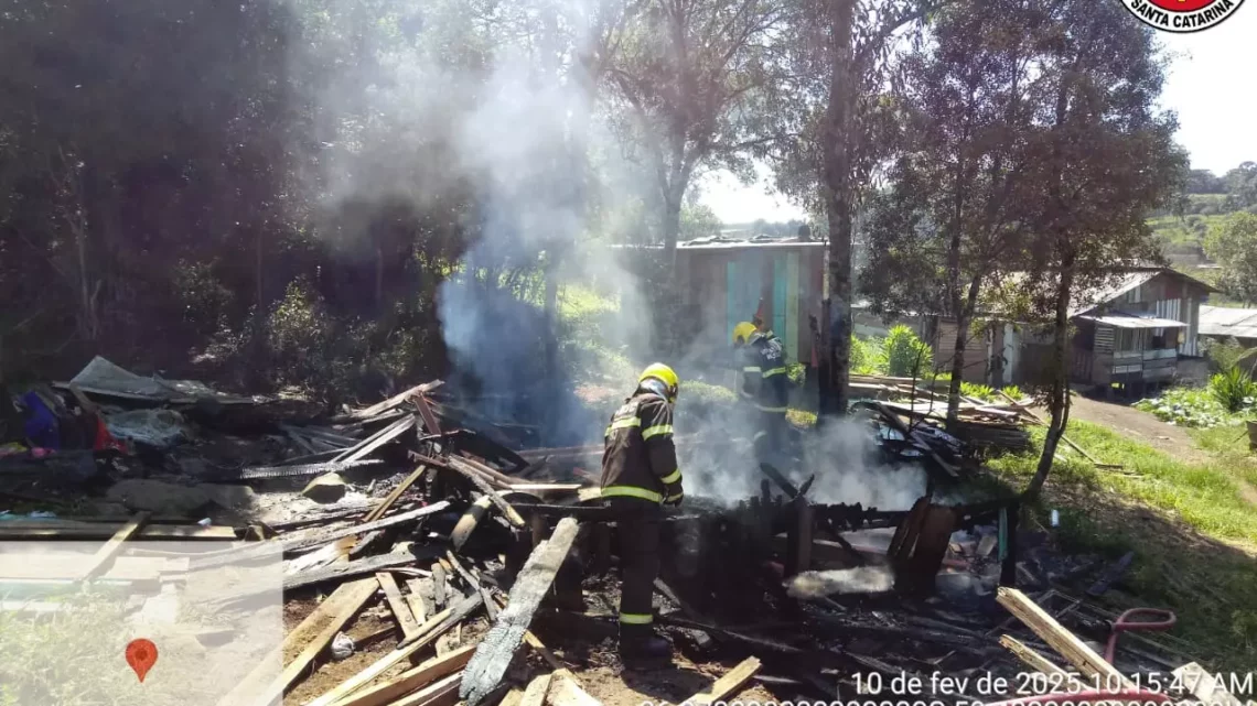 Incêndio destrói casa em Santa Cecília