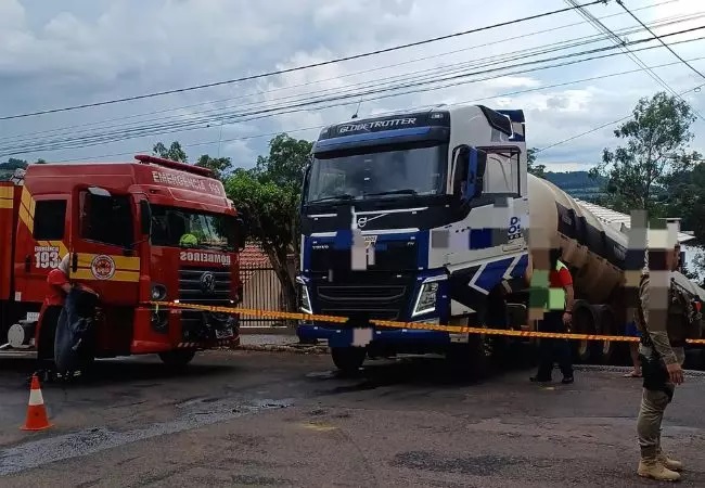 Carreta com óleo vegetal colide em residência e causa vazamento em SC