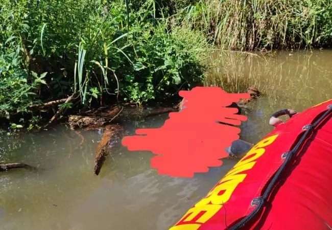 Corpo é encontrado boiando em riacho de SC; bombeiros realizam resgate