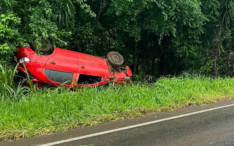 Mulher fica ferida ao capotar de carro na SC-157