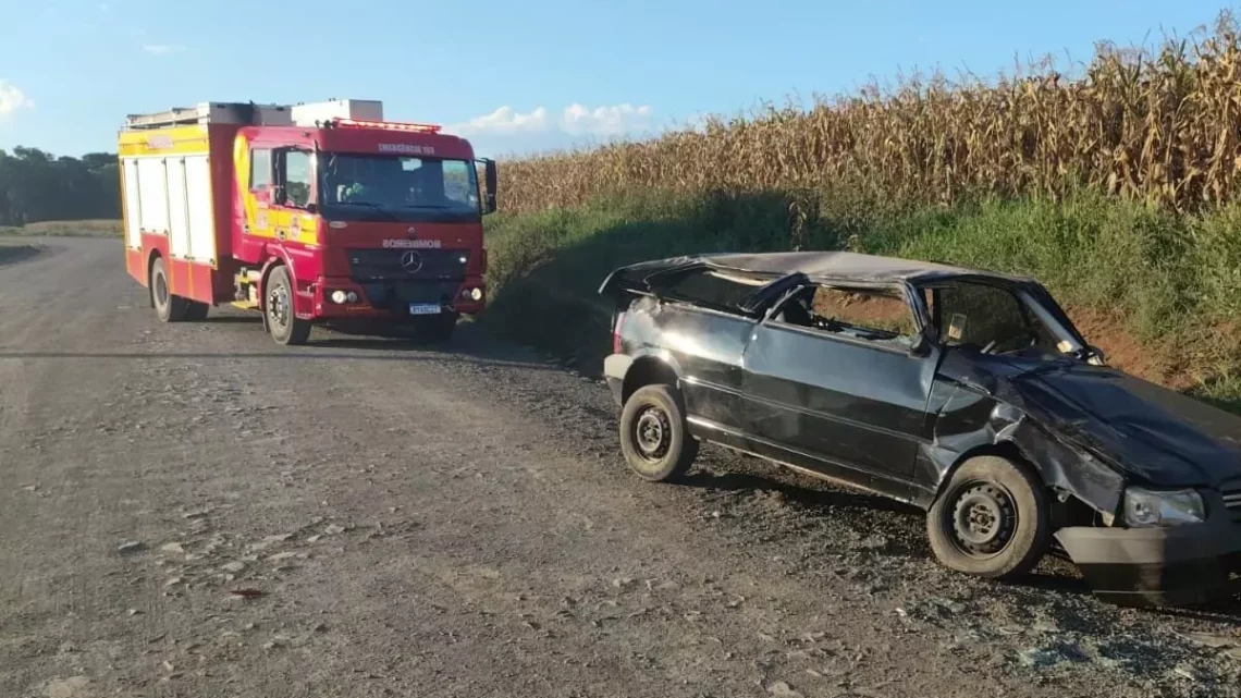 Mulheres ficam feridas em capotamento de carro no Meio-Oeste de SC