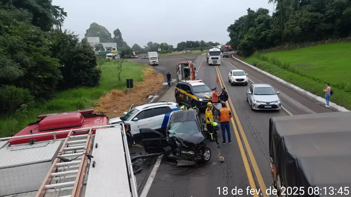 Passageira é ejetada do carro em grave colisão na BR-282; condutor fica ferido