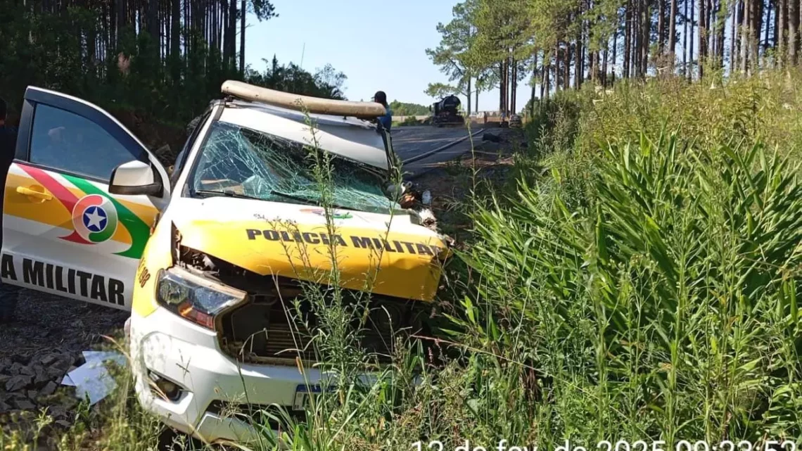 Grave: viatura da PRE colide com caminhão e policial fica ferido na SC-120