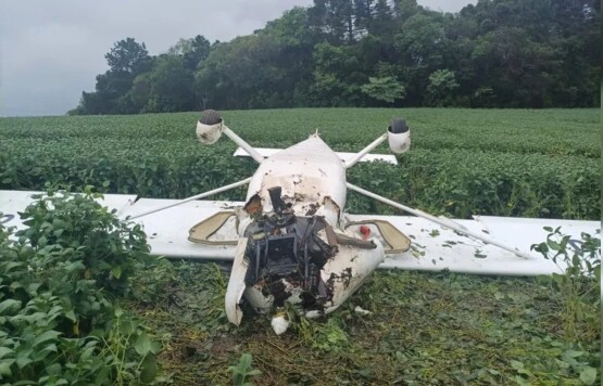 Avião que saiu do Oeste de SC cai em plantação no Paraná