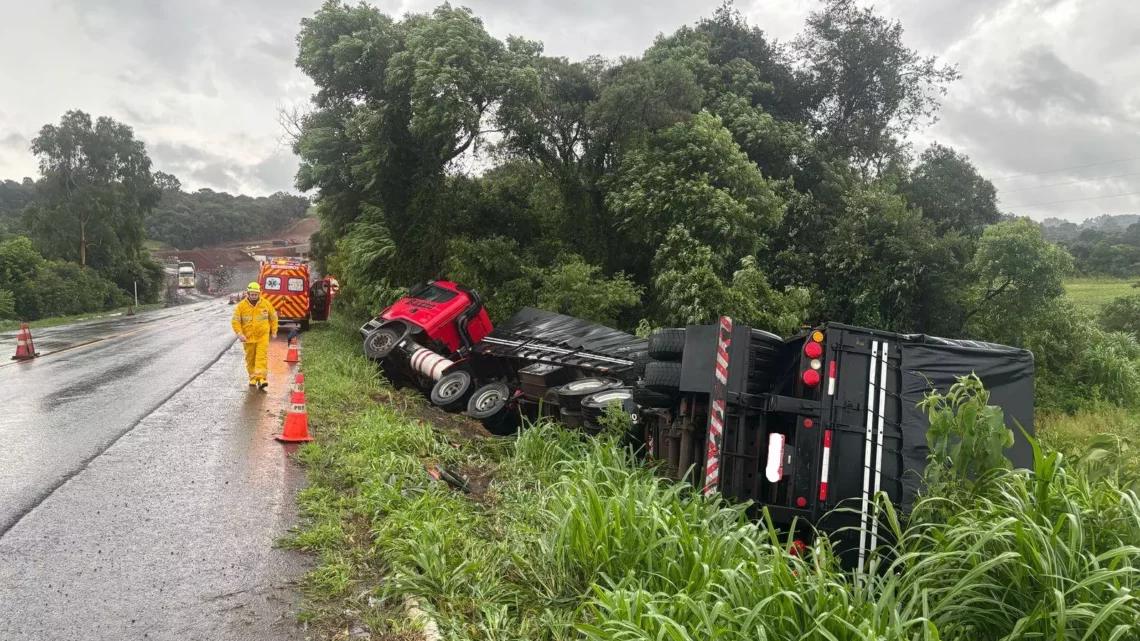 Carreta tomba após sair da pista na BR-158