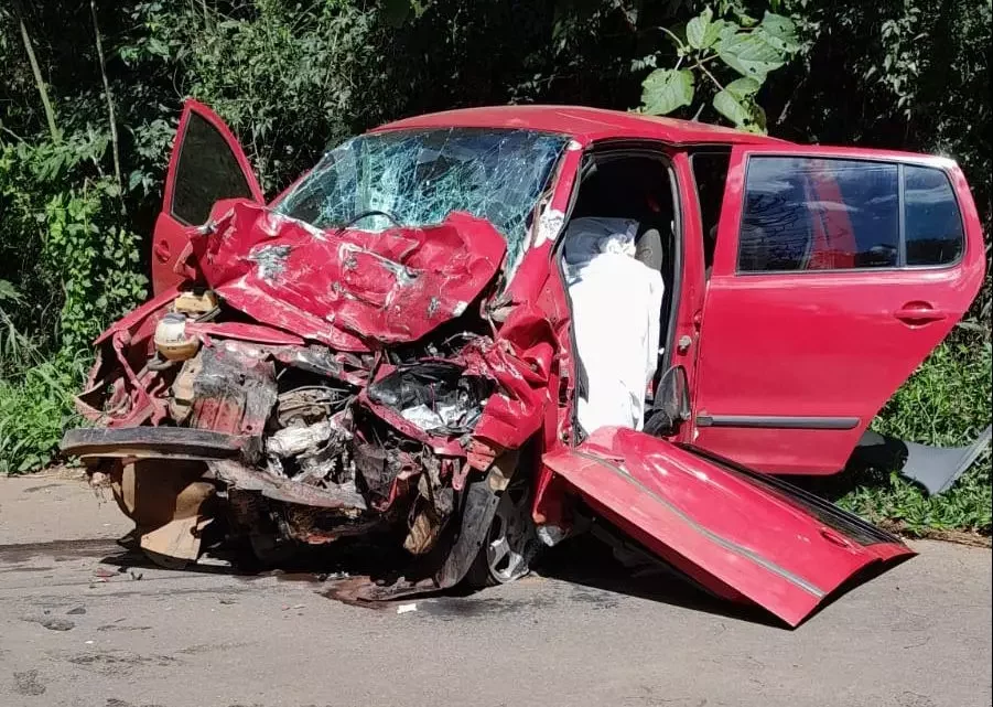 Acidente violento entre carro e carreta mata mulher em SC