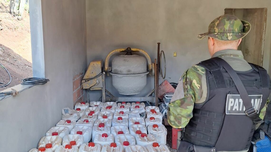 Polícia Federal e Polícia Ambiental apreendem mais de mil litros de agrotóxicos contrabandeados da Argentina