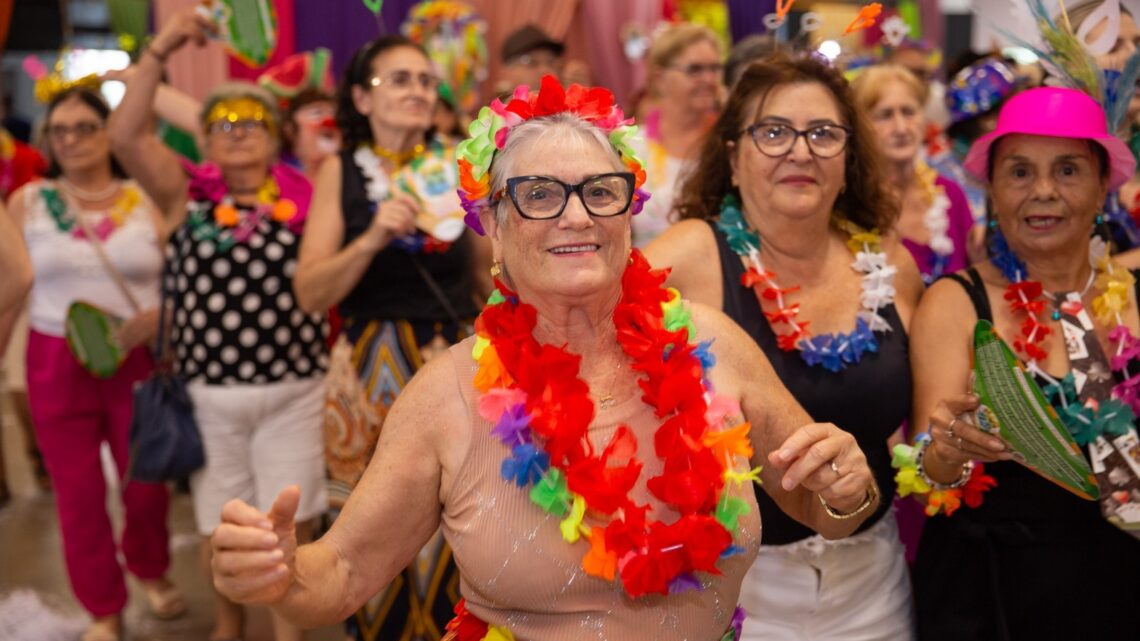 Carnaval do Grupo de Idosos reúne bom público em Chapecó