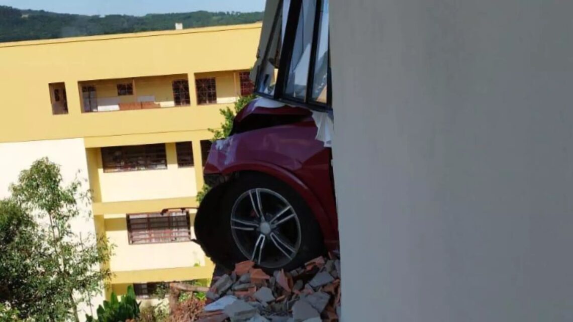 Motorista perde controle do carro e atravessa parede em SC