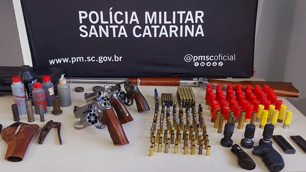 Quatro armas de fogo são apreendidas durante cumprimento de mandado de prisão em Caxambu do Sul