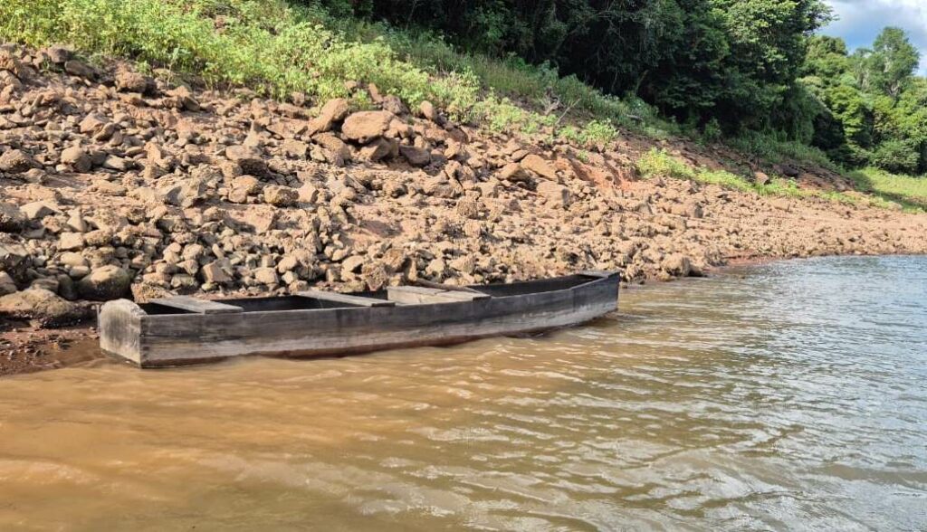 Idoso sai de barco para pescar, remo quebra e vítima passa noite à deriva