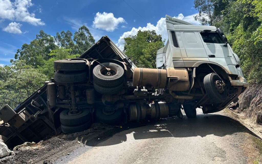 Carreta com carga de cerveja fica sem freio e tomba nas margens da SC-157