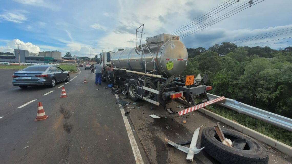 Motorista passa mal ao volante e causa acidente entre caminhões em Chapecó