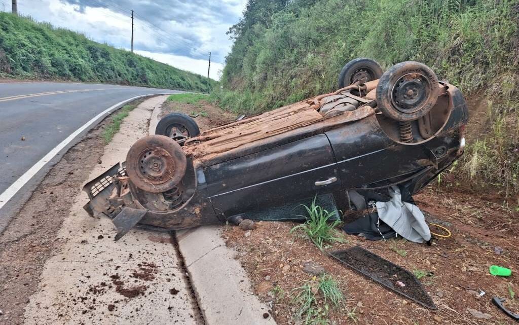 Mulher e adolescente ficam feridos após carro capotar em Xanxerê