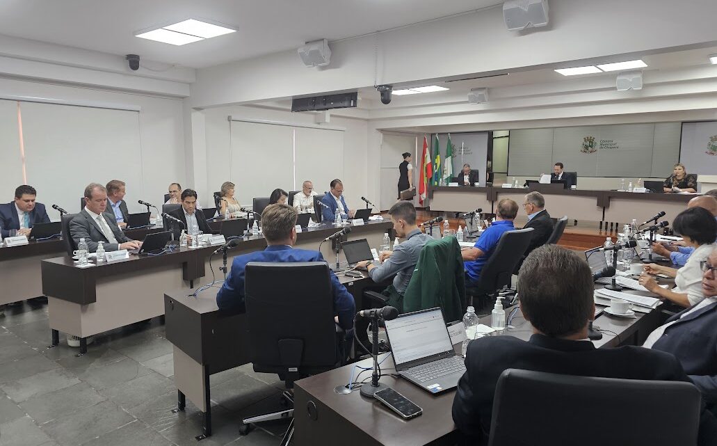 Vereadores pedem bebedouro e internet gratuita em espaços públicos de Chapecó