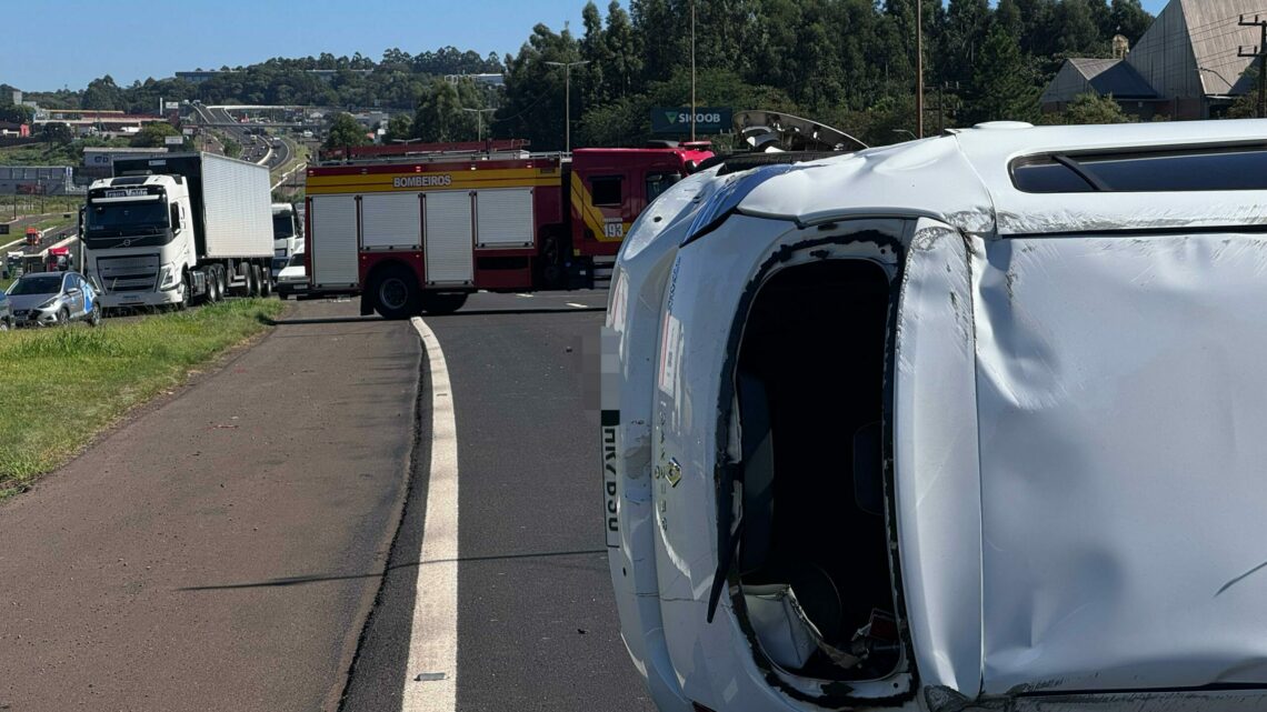 Mulher é ejetada do carro e morre em grave acidente na BR-480 em Chapecó