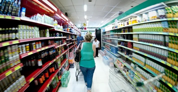 Com alimentos caros, brasileiros recorrem a carcaça de frango e espinha de porco